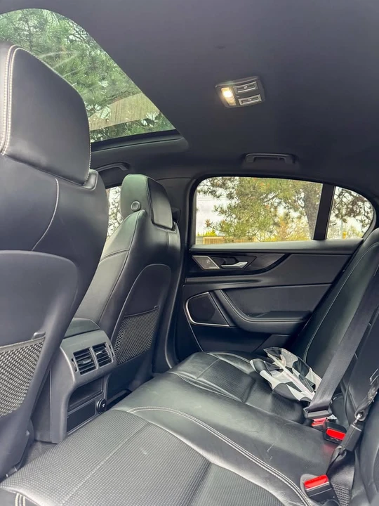 2020 Jaguar XE - Image 7 of 10