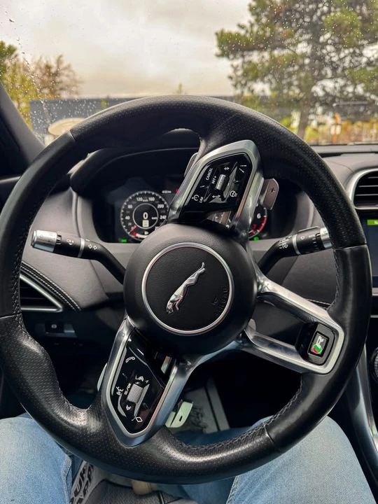 2020 Jaguar XE - Image 5 of 10