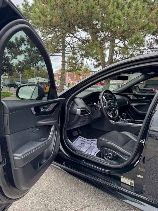 2020 Jaguar XE - Image 4 of 10