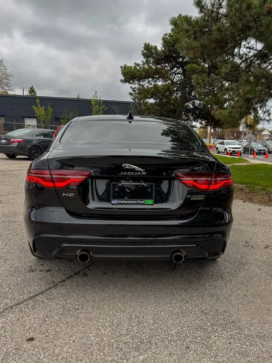 2020 Jaguar XE - Image 8 of 10