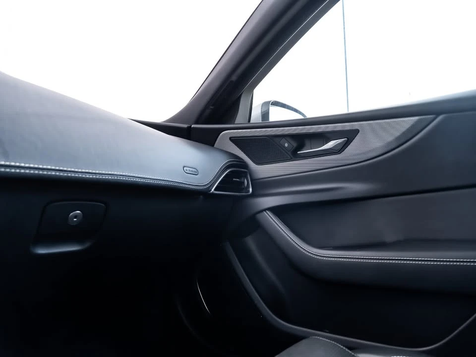 2020 Jaguar XE - Image 18 of 20