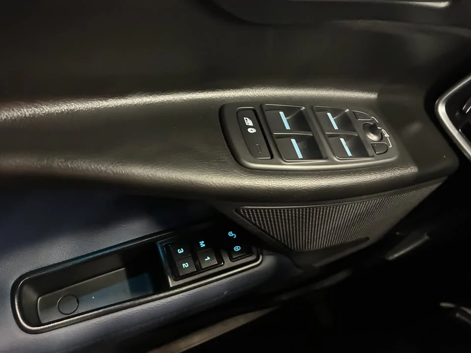 2020 Jaguar XE - Image 17 of 20