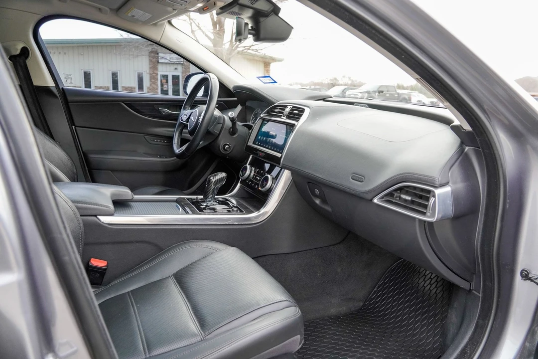2020 Jaguar XE - Image 16 of 21