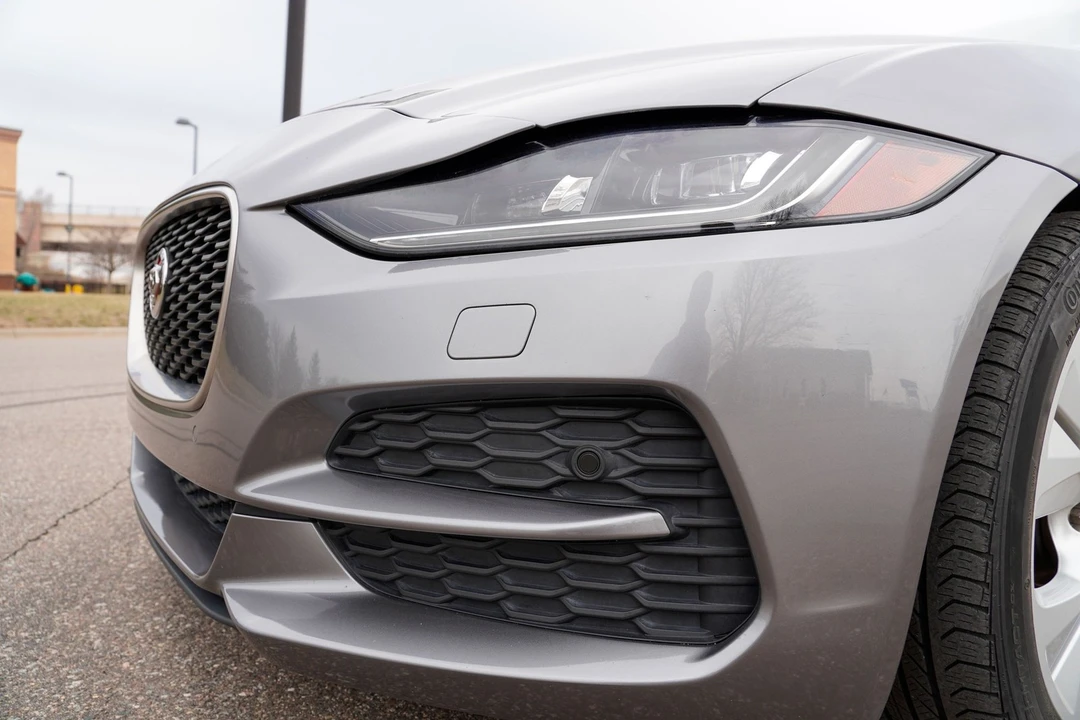 2020 Jaguar XE - Image 19 of 21