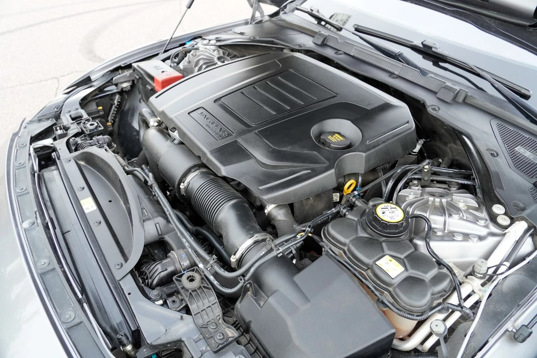 2020 Jaguar XE - Image 17 of 21
