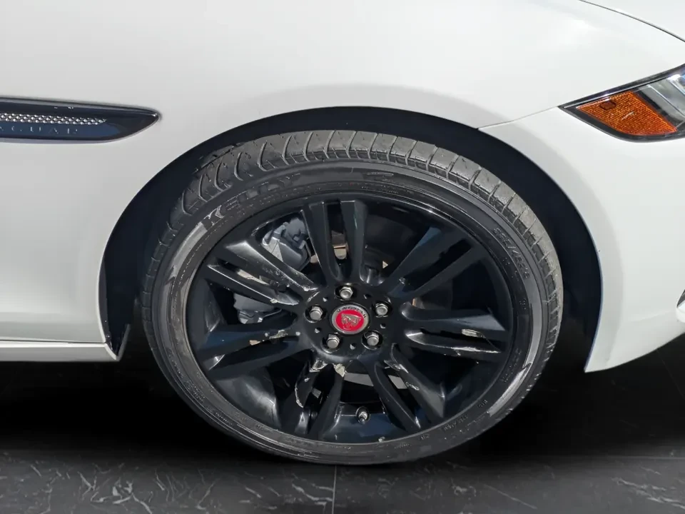2020 Jaguar XE - Image 6 of 10