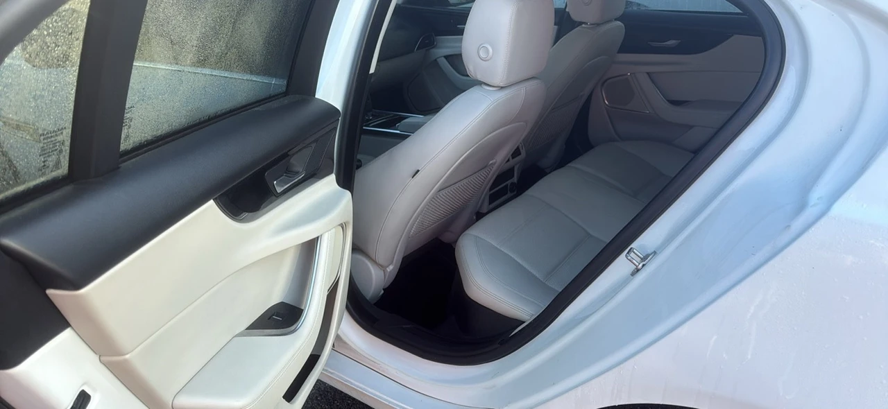 2020 Jaguar XE - Image 9 of 10