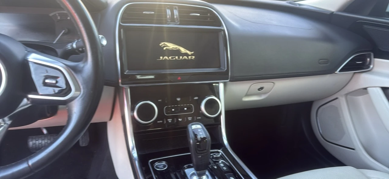 2020 Jaguar XE - Image 7 of 10