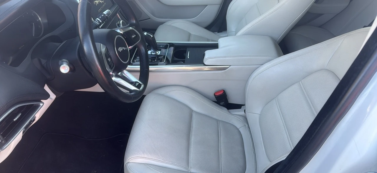 2020 Jaguar XE - Image 8 of 10