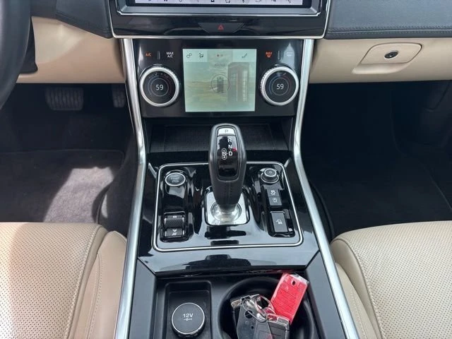 2020 Jaguar XE - Image 15 of 19