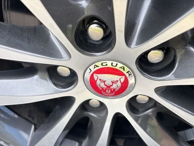 2020 Jaguar XE - Image 10 of 19