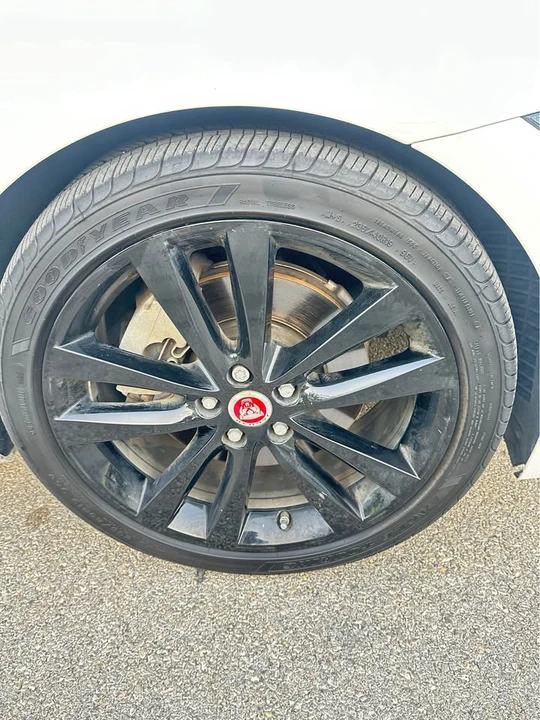 2020 Jaguar XE - Image 8 of 20