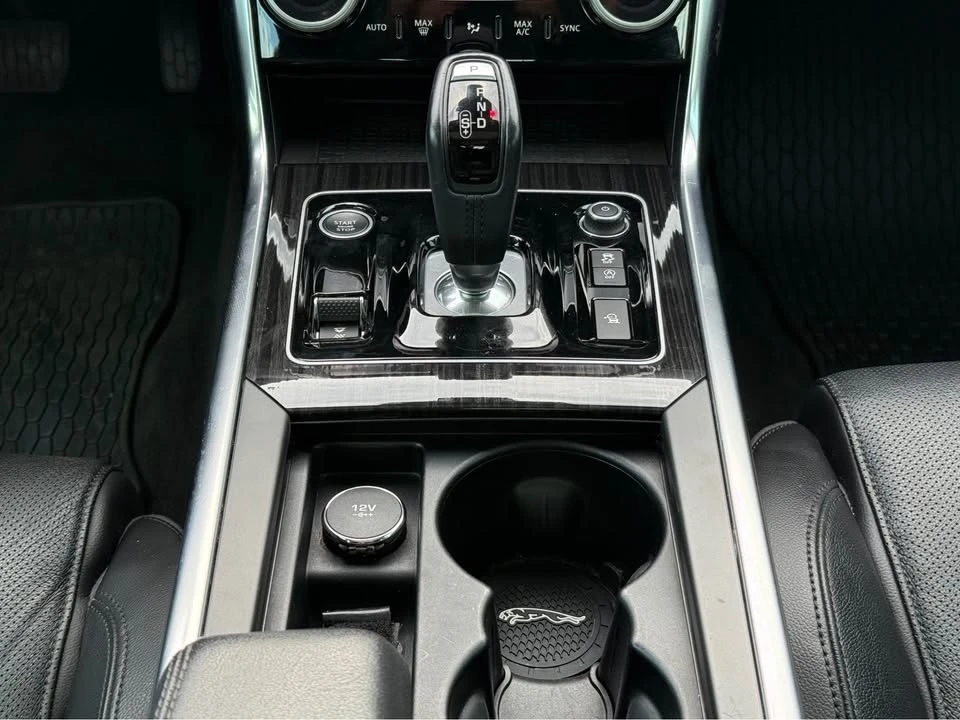 2020 Jaguar XE - Image 14 of 20