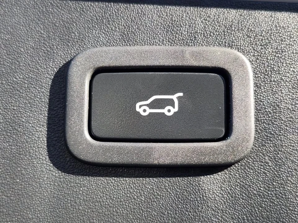 2020 Jaguar E-Pace - Image 16 of 20