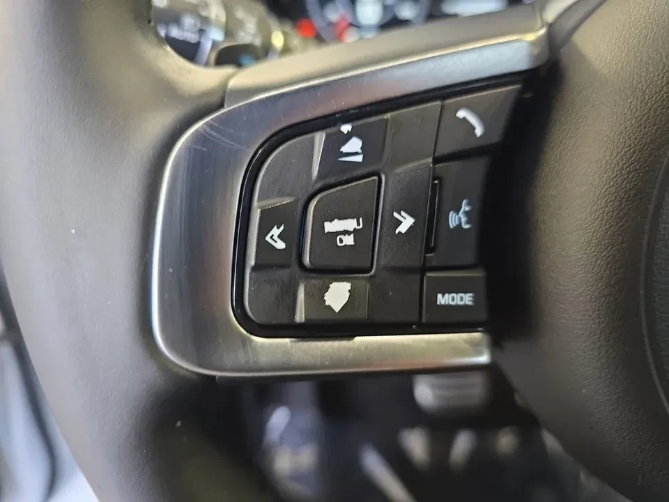 2020 Jaguar E-Pace - Image 15 of 19