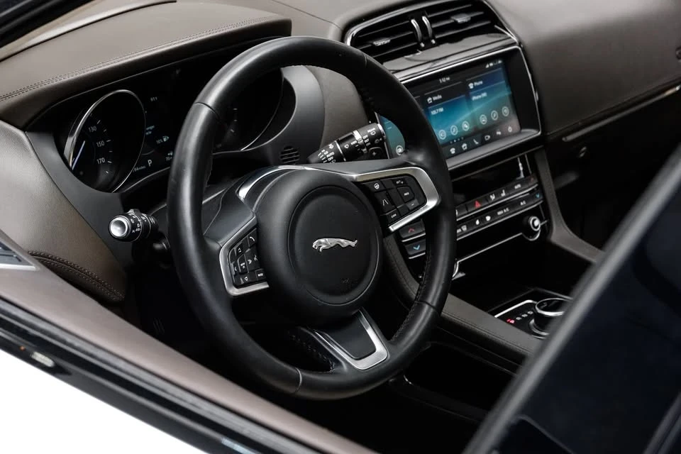 2020 Jaguar F-Pace - Image 16 of 18