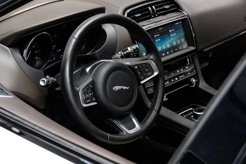 2020 Jaguar F-Pace - Image 17 of 19