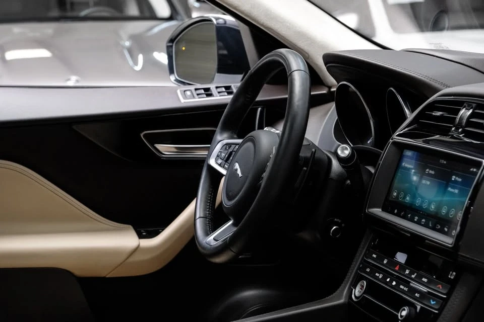 2020 Jaguar F-Pace - Image 16 of 19