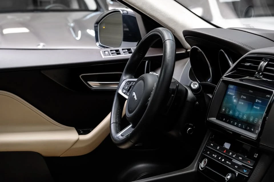 2020 Jaguar F-Pace - Image 16 of 19