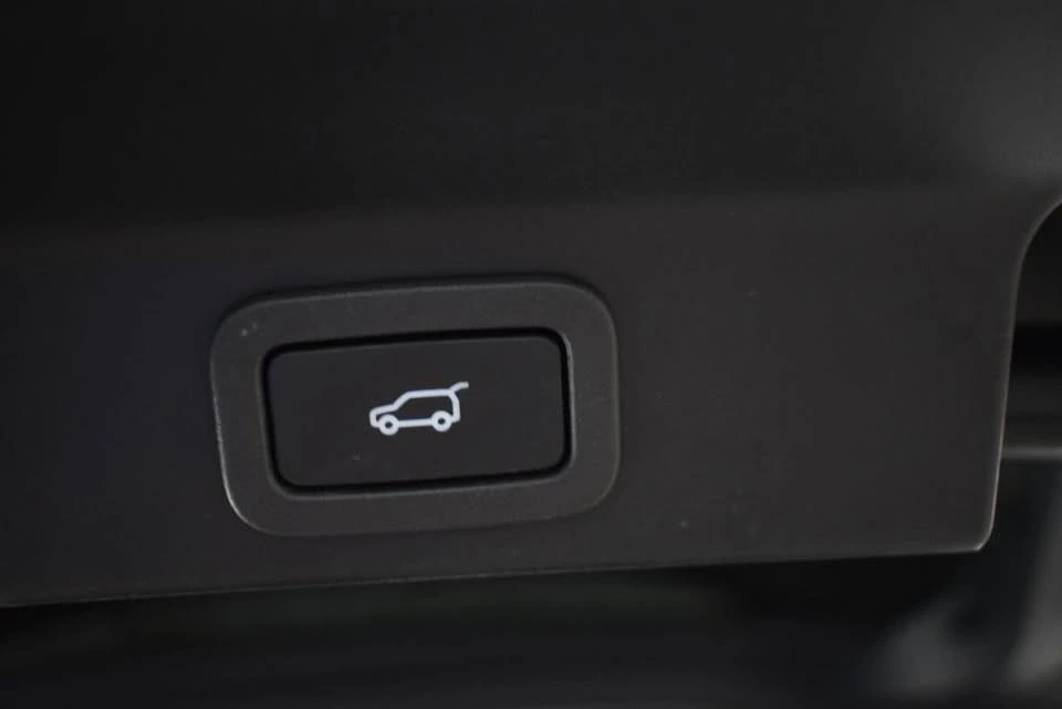 2020 Jaguar F-Pace - Image 15 of 20