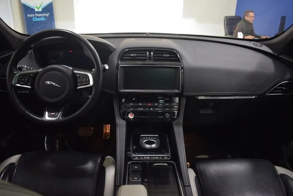 2020 Jaguar F-Pace - Image 11 of 20