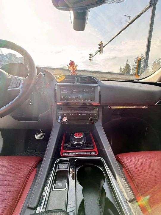 2020 Jaguar F-Pace - Image 10 of 13