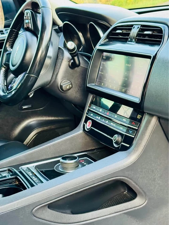 2020 Jaguar F-Pace - Image 15 of 19