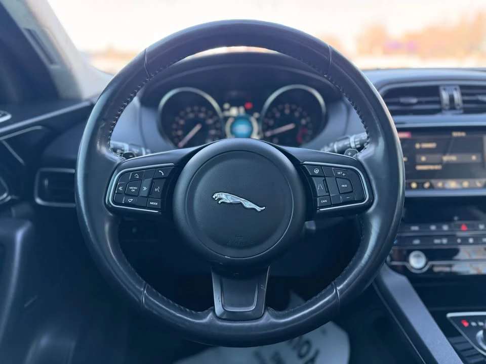 2020 Jaguar F-Pace - Image 10 of 17