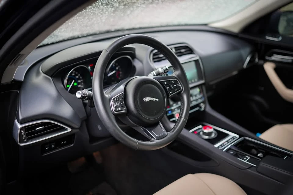 2020 Jaguar F-Pace - Image 16 of 20