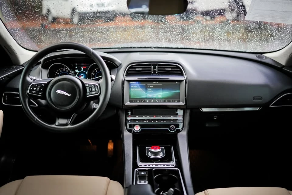2020 Jaguar F-Pace - Image 17 of 20