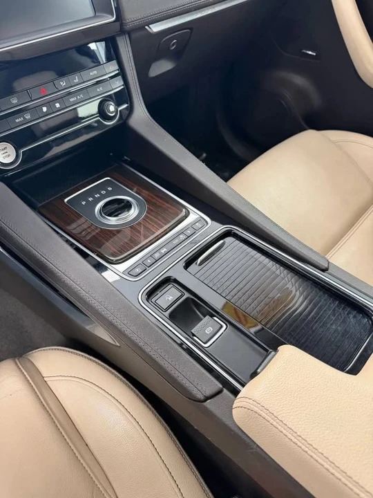 2020 Jaguar F-Pace - Image 10 of 13