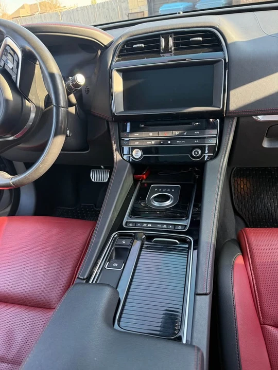 2020 Jaguar F-Pace - Image 7 of 14