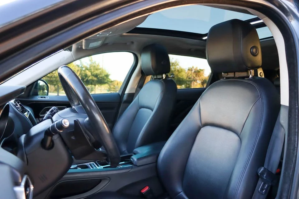 2020 Jaguar F-Pace - Image 7 of 11