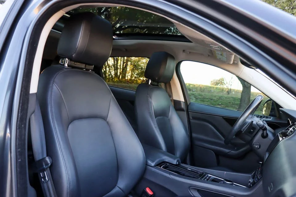 2020 Jaguar F-Pace - Image 9 of 11