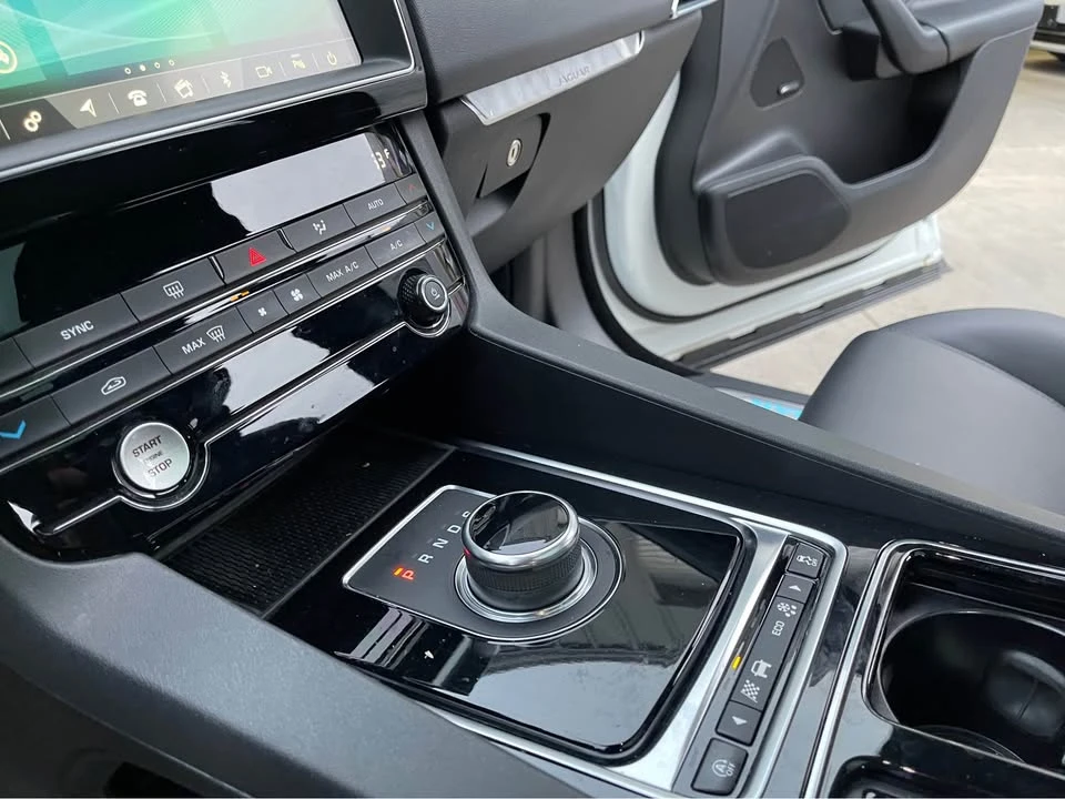 2020 Jaguar F-Pace - Image 15 of 18