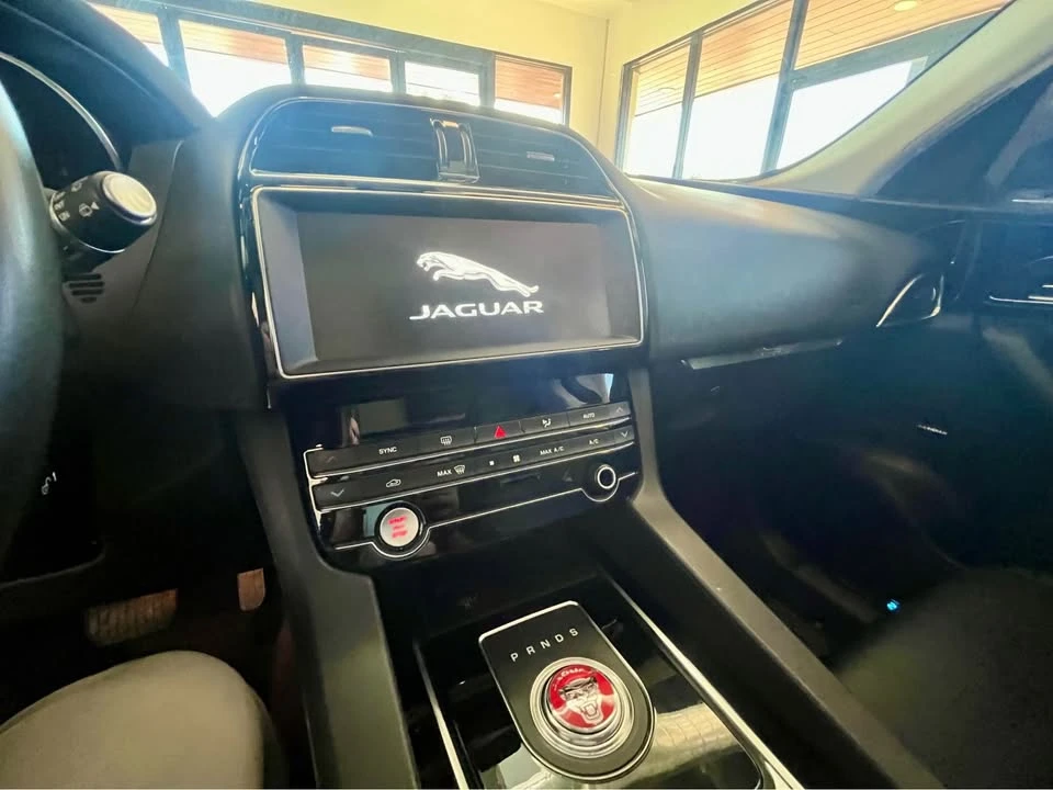2020 Jaguar F-Pace - Image 17 of 20