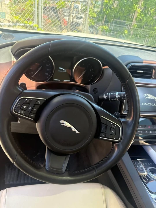 2020 Jaguar F-Pace - Image 9 of 11