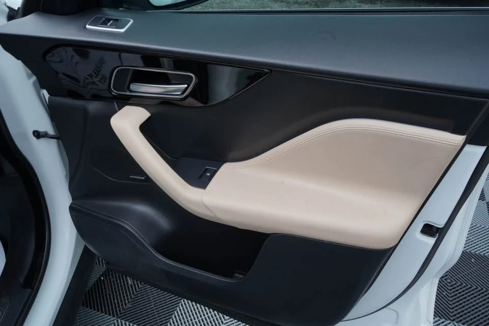 2020 Jaguar F-Pace - Image 18 of 21
