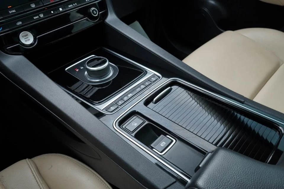 2020 Jaguar F-Pace - Image 12 of 21