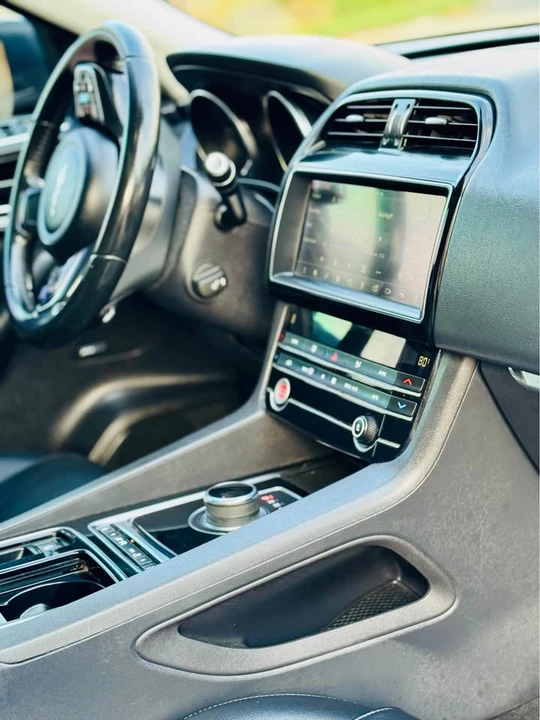 2020 Jaguar F-Pace - Image 17 of 20