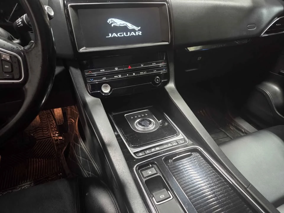 2020 Jaguar F-Pace - Image 7 of 11