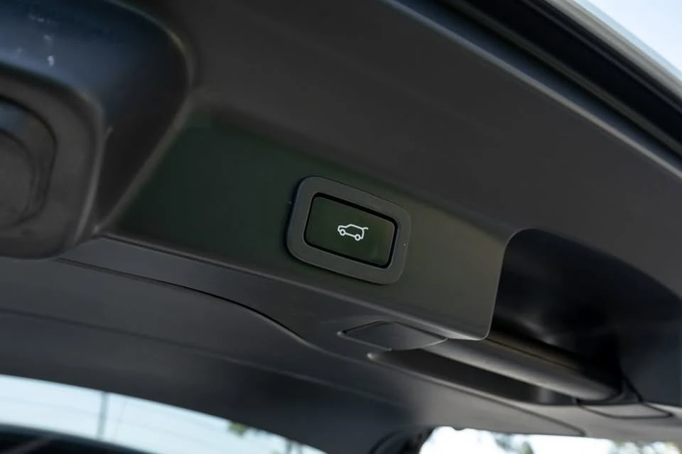 2020 Jaguar F-Pace - Image 2 of 15