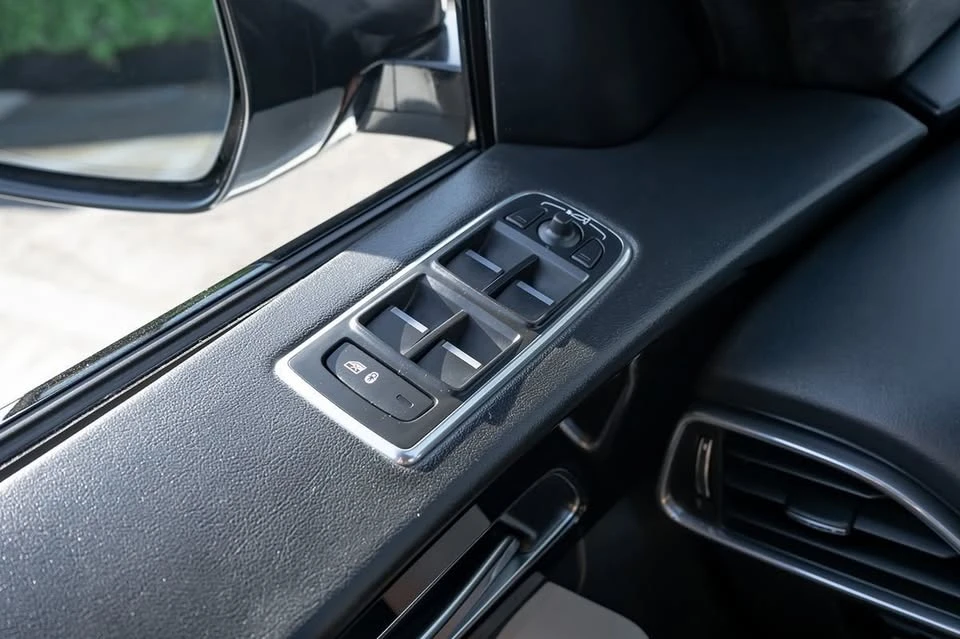 2020 Jaguar F-Pace - Image 7 of 15