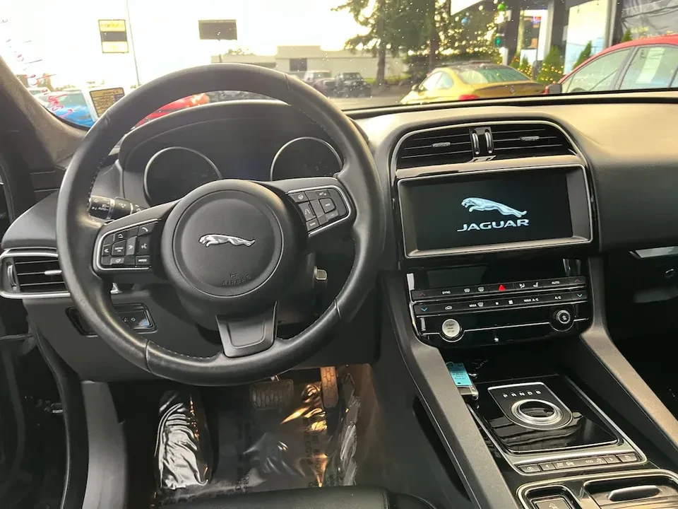 2020 Jaguar F-Pace - Image 7 of 8