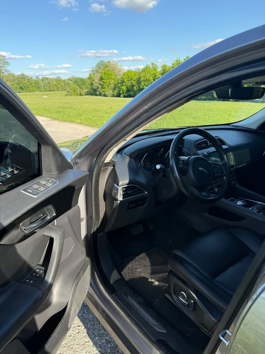 2020 Jaguar F-Pace - Image 10 of 13