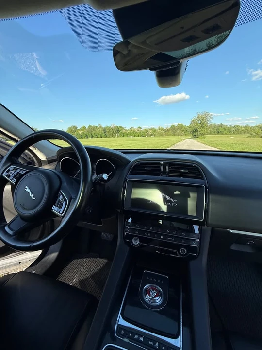 2020 Jaguar F-Pace - Image 7 of 13