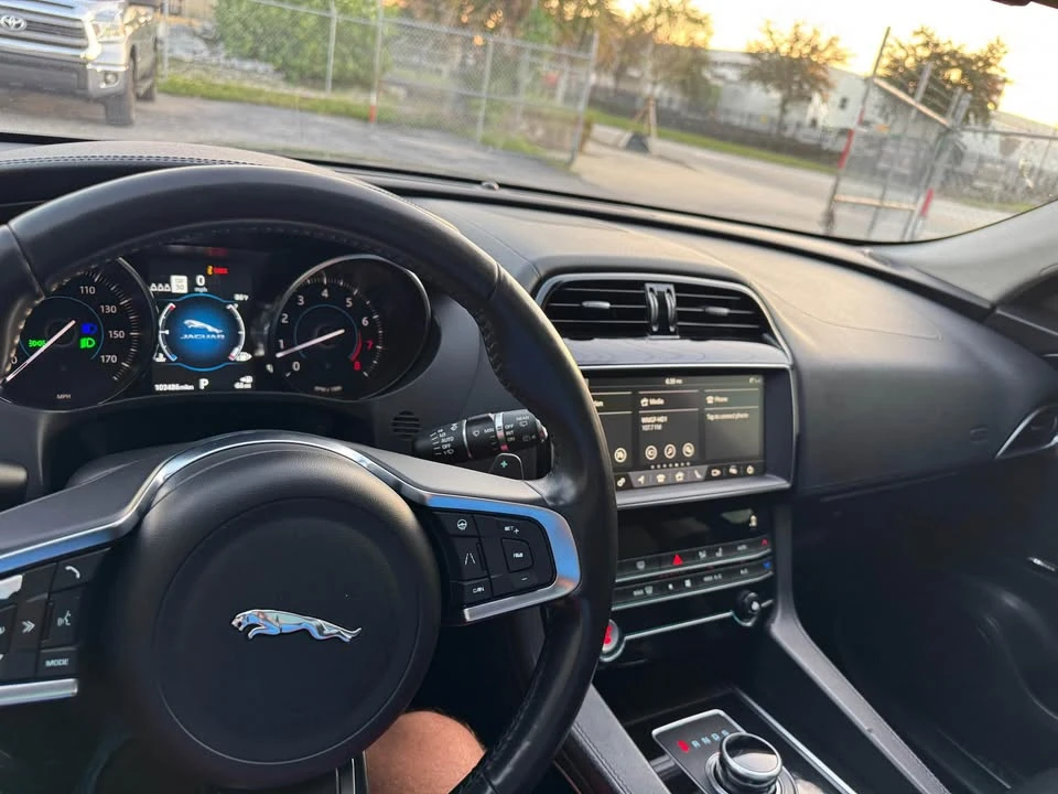 2020 Jaguar F-Pace - Image 14 of 17