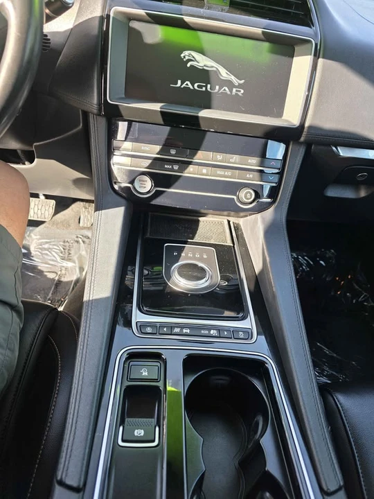 2020 Jaguar F-Pace - Image 9 of 11