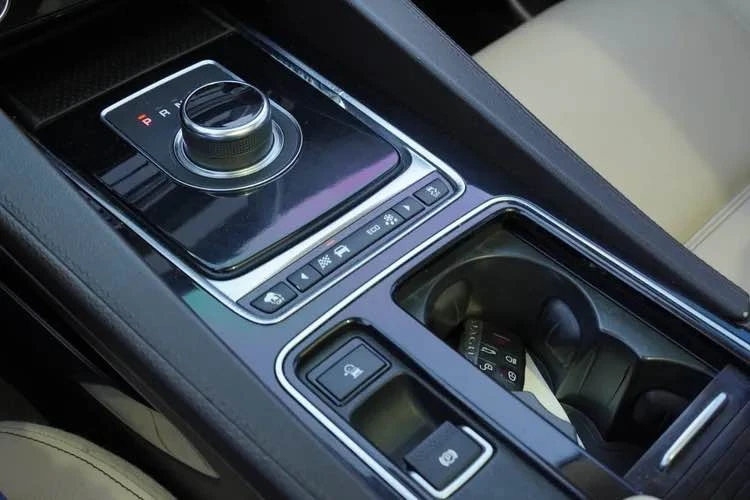 2020 Jaguar F-Pace - Image 15 of 20