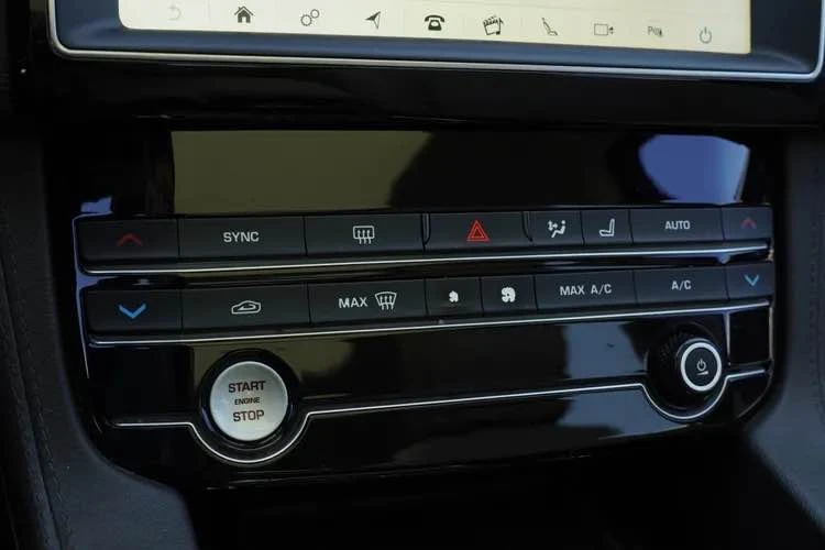 2020 Jaguar F-Pace - Image 16 of 20